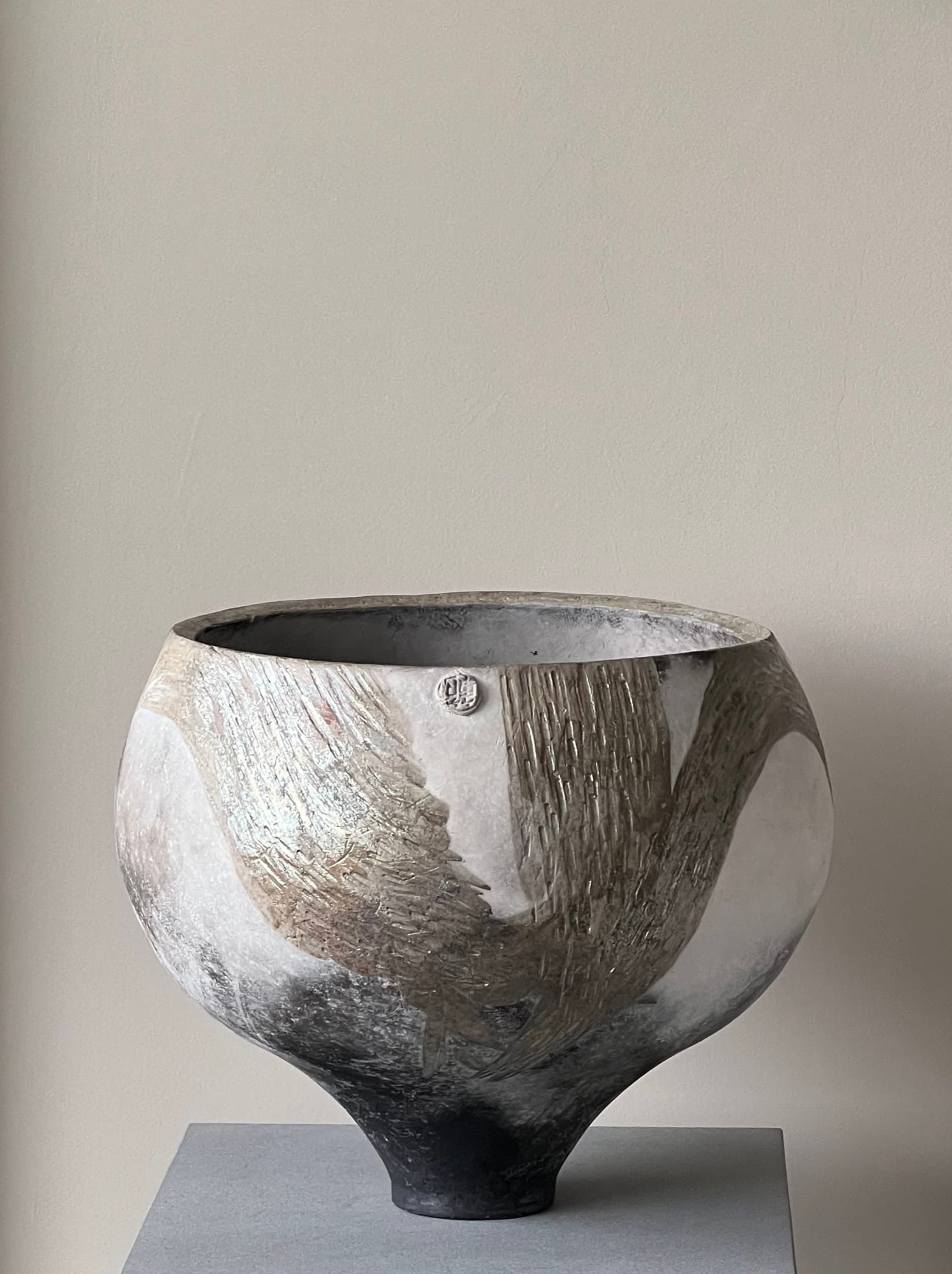 Grosse Schale mit gebürsteter Struktur in Silber-Beige