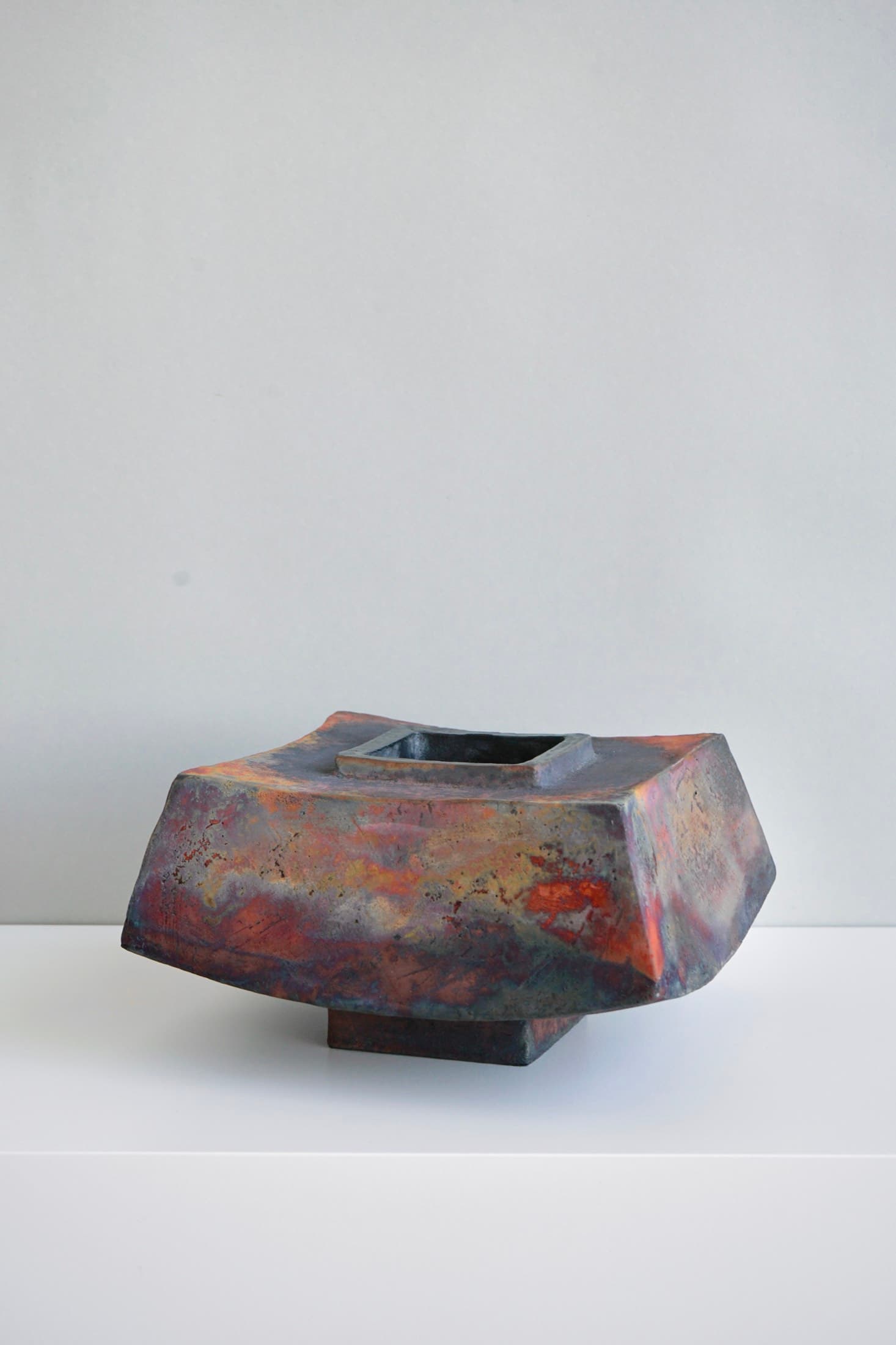 Quadratische Schale mit irisierender Raku-Glasur