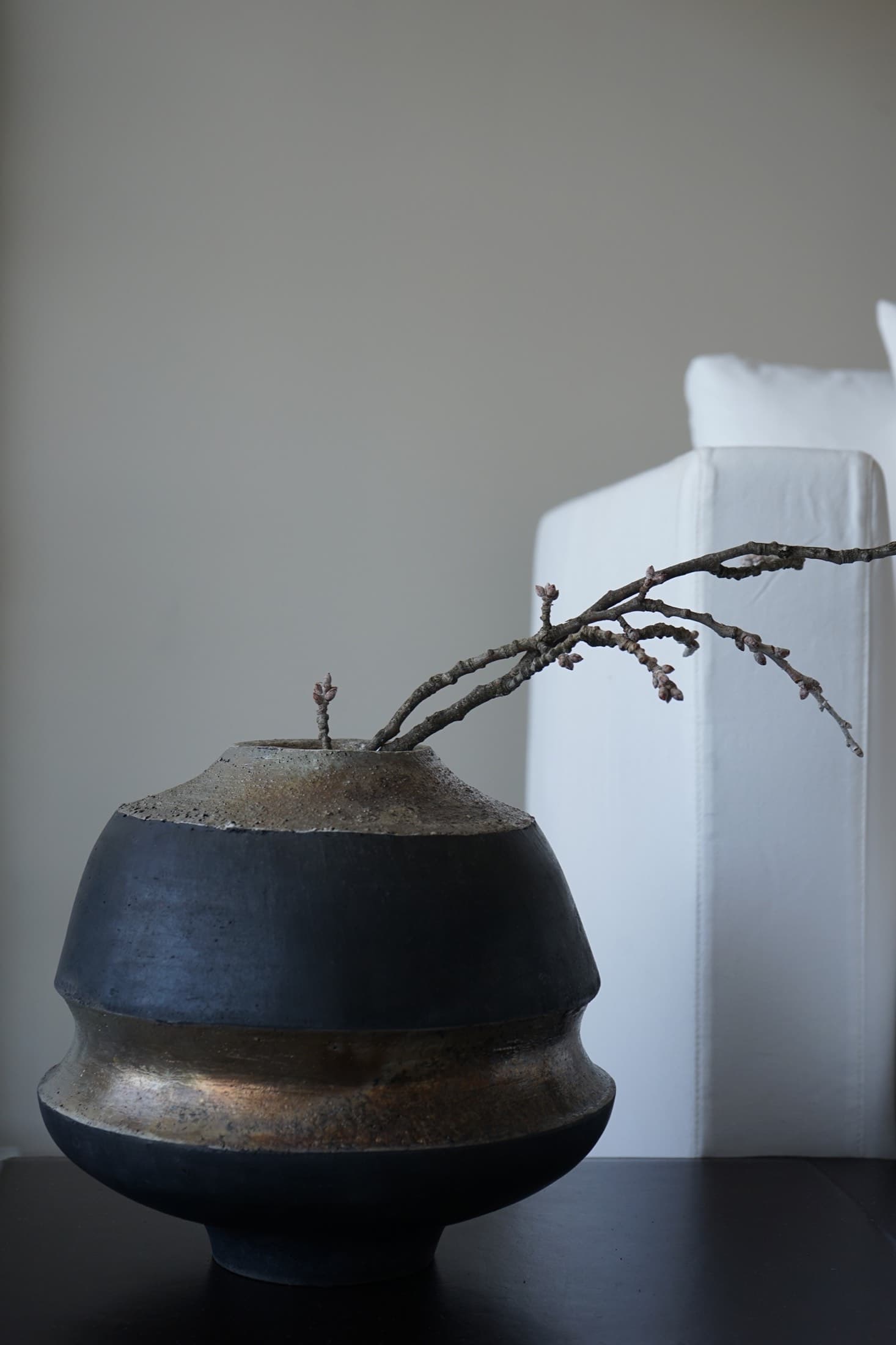 Bauchige Vase mit dunklem Rand und bronzefarbenem Korpus