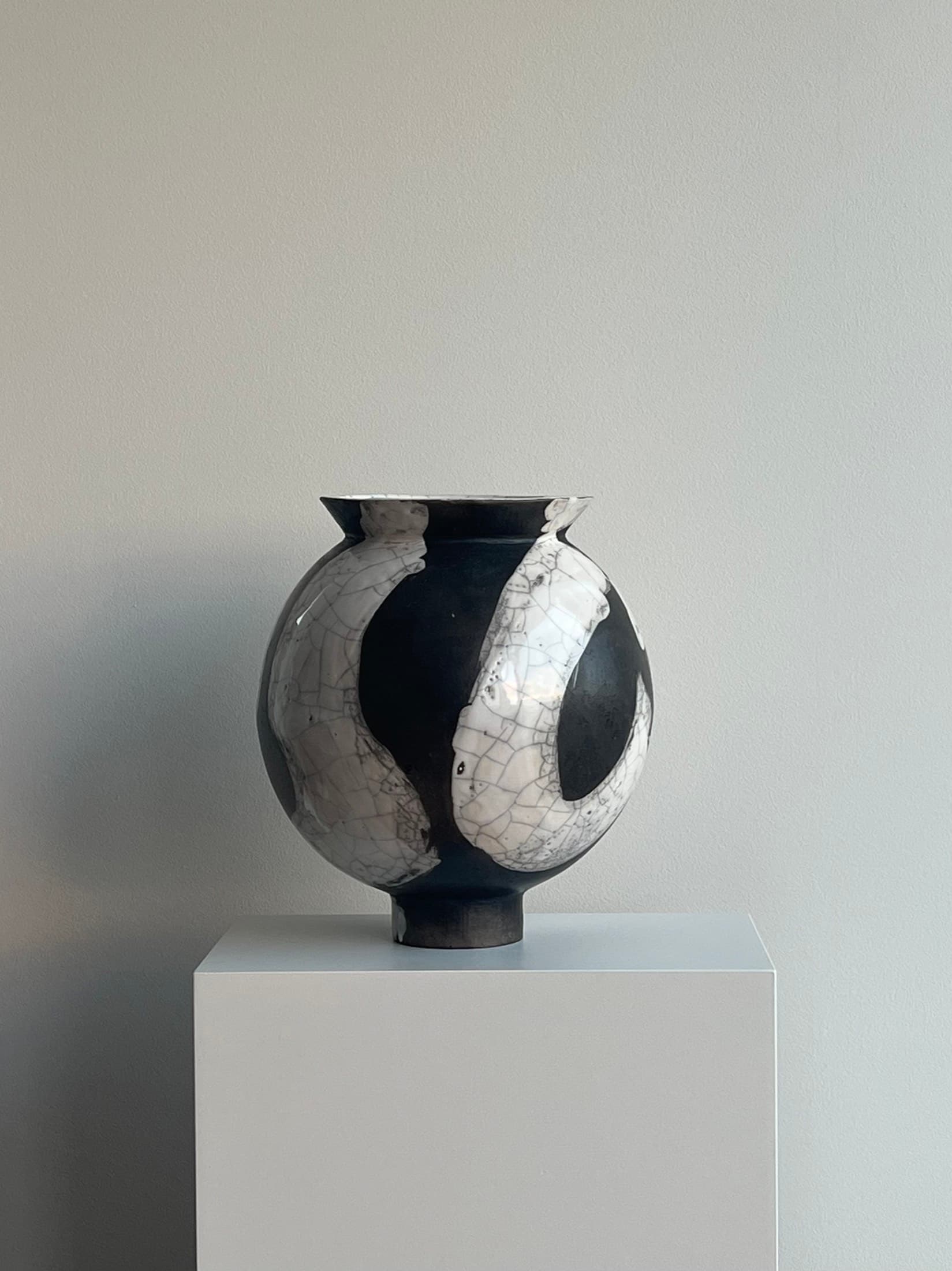 Bauchige Vase mit Craquelé-Streifen in Schwarz-Weiss