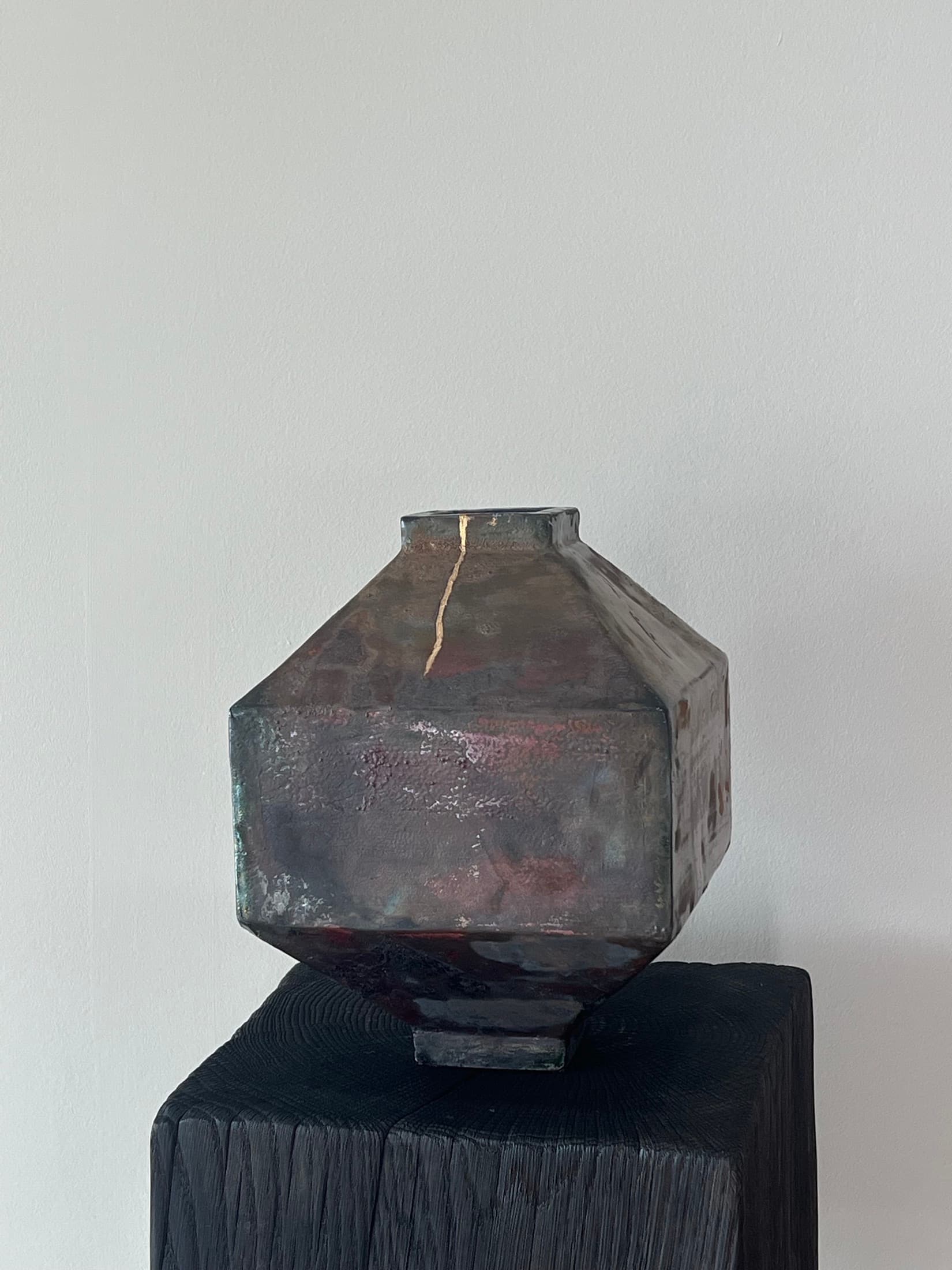 Eckige Vase mit irisierender Glasur und goldener Bruchlinie