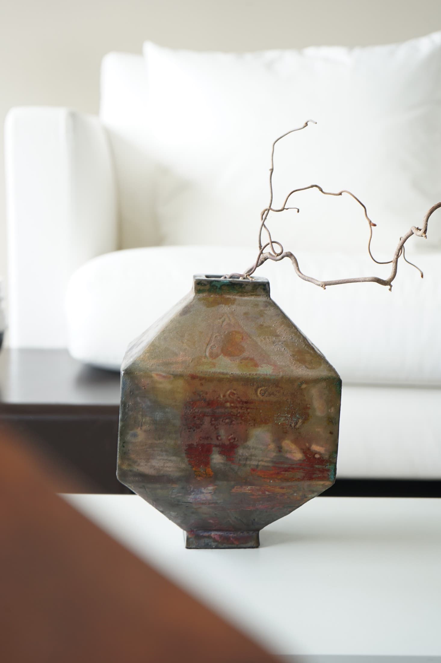 Eckige Vase mit irisierender Glasur in Rot-Grün-Bronze