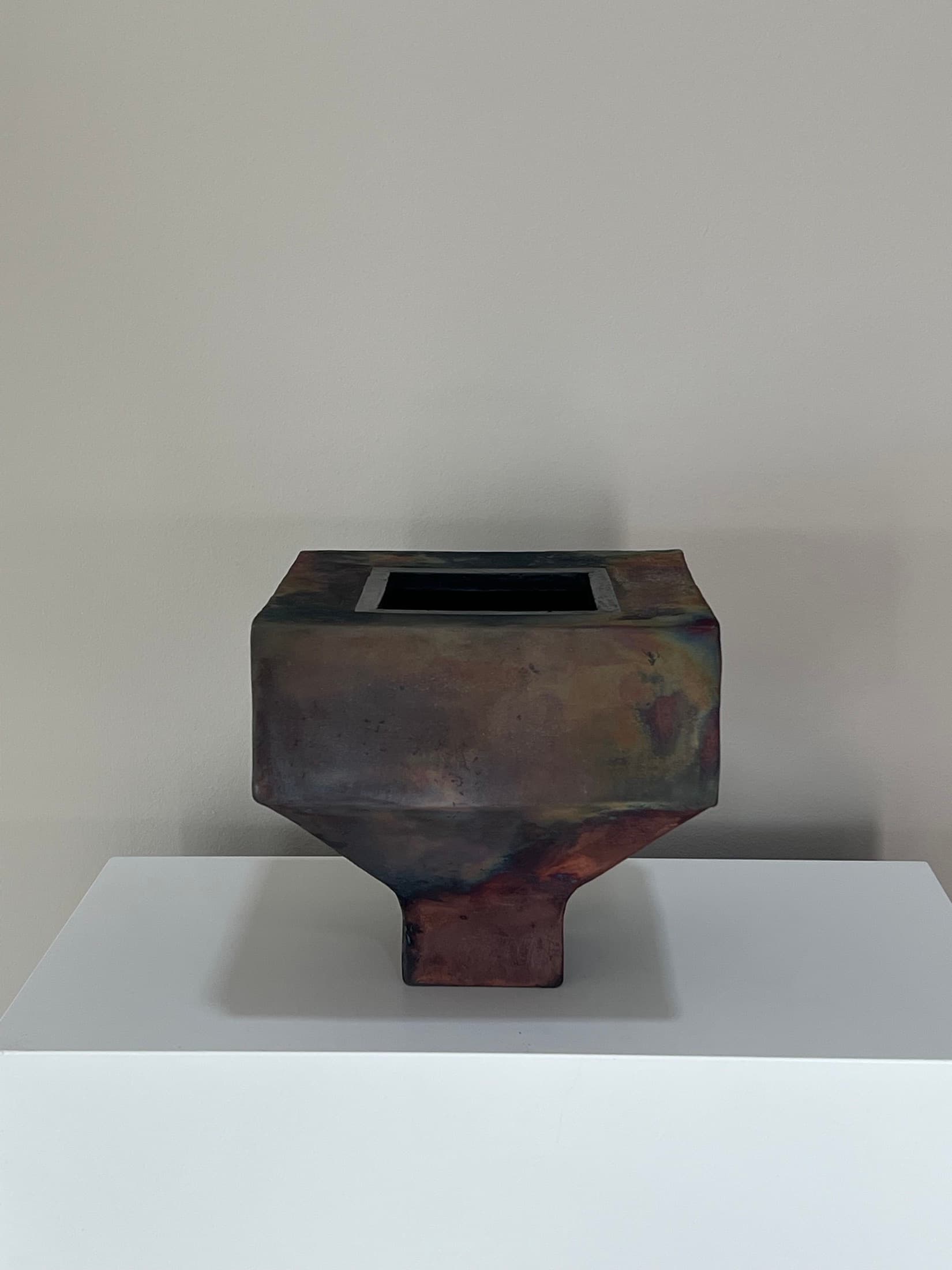 Eckige Vase mit irisierender Raku-Glasur in Kupfer-Bronze
