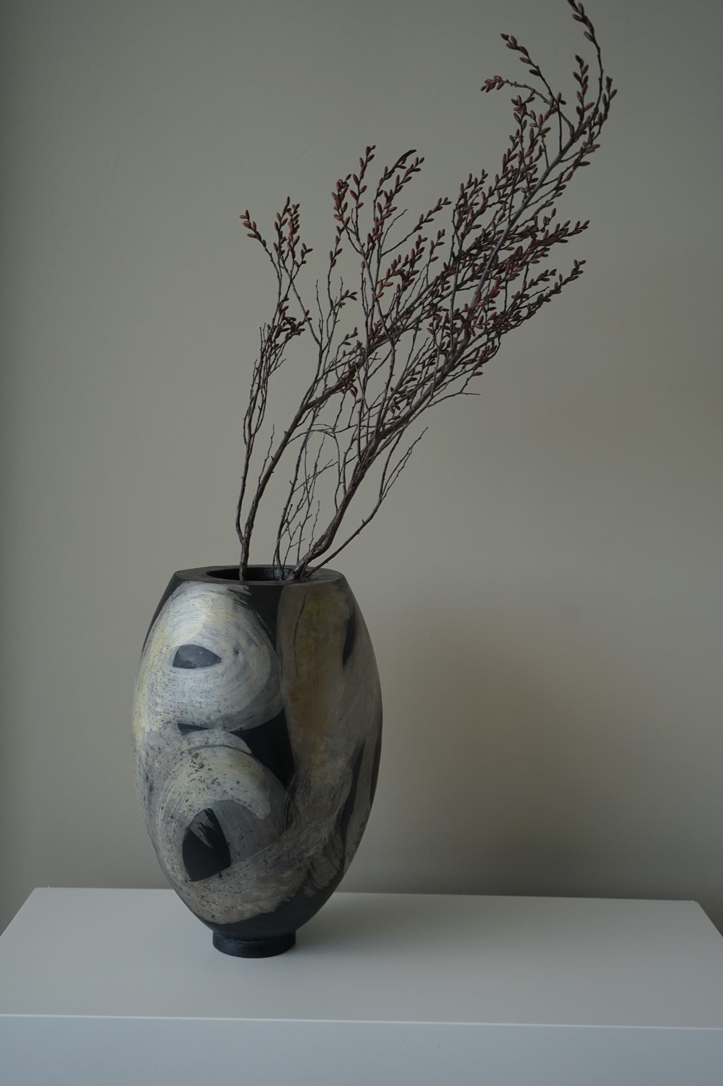 Vase mit gemaltem Schwungmuster in Schwarz-Weiss