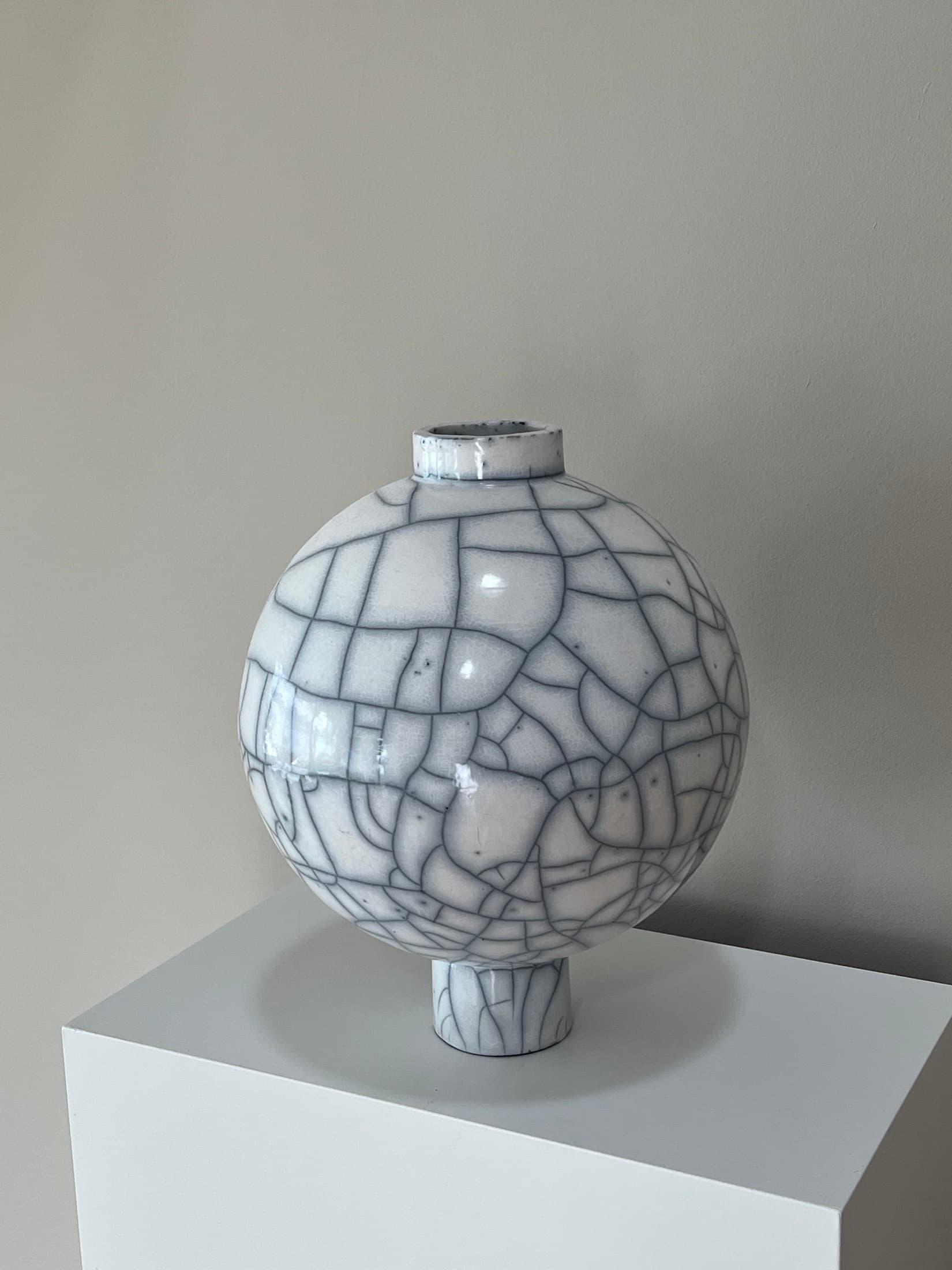 Runde Vase mit feinem Craquelé in Weiss-Grau