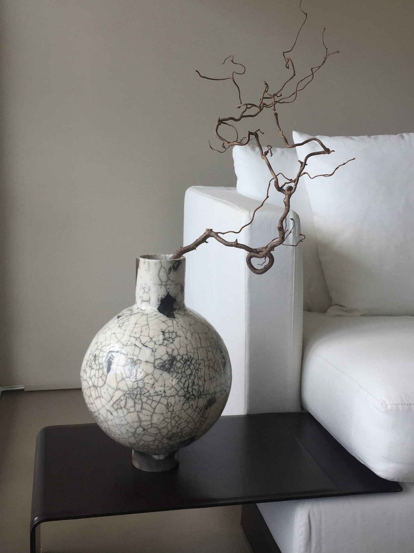 Runde Vase mit weissem Craquelé und schwarzen Flecken