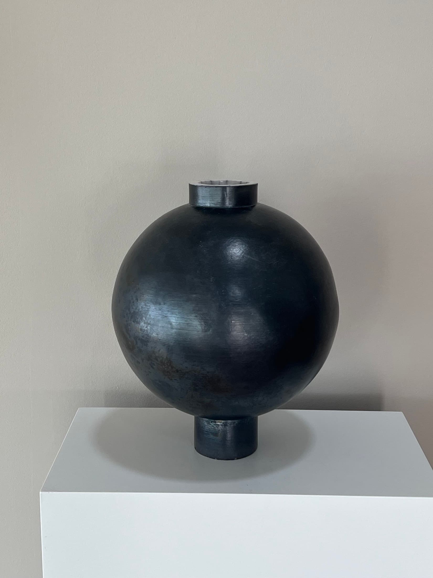 Runde Vase mit schmalem Hals in mattem Schwarz