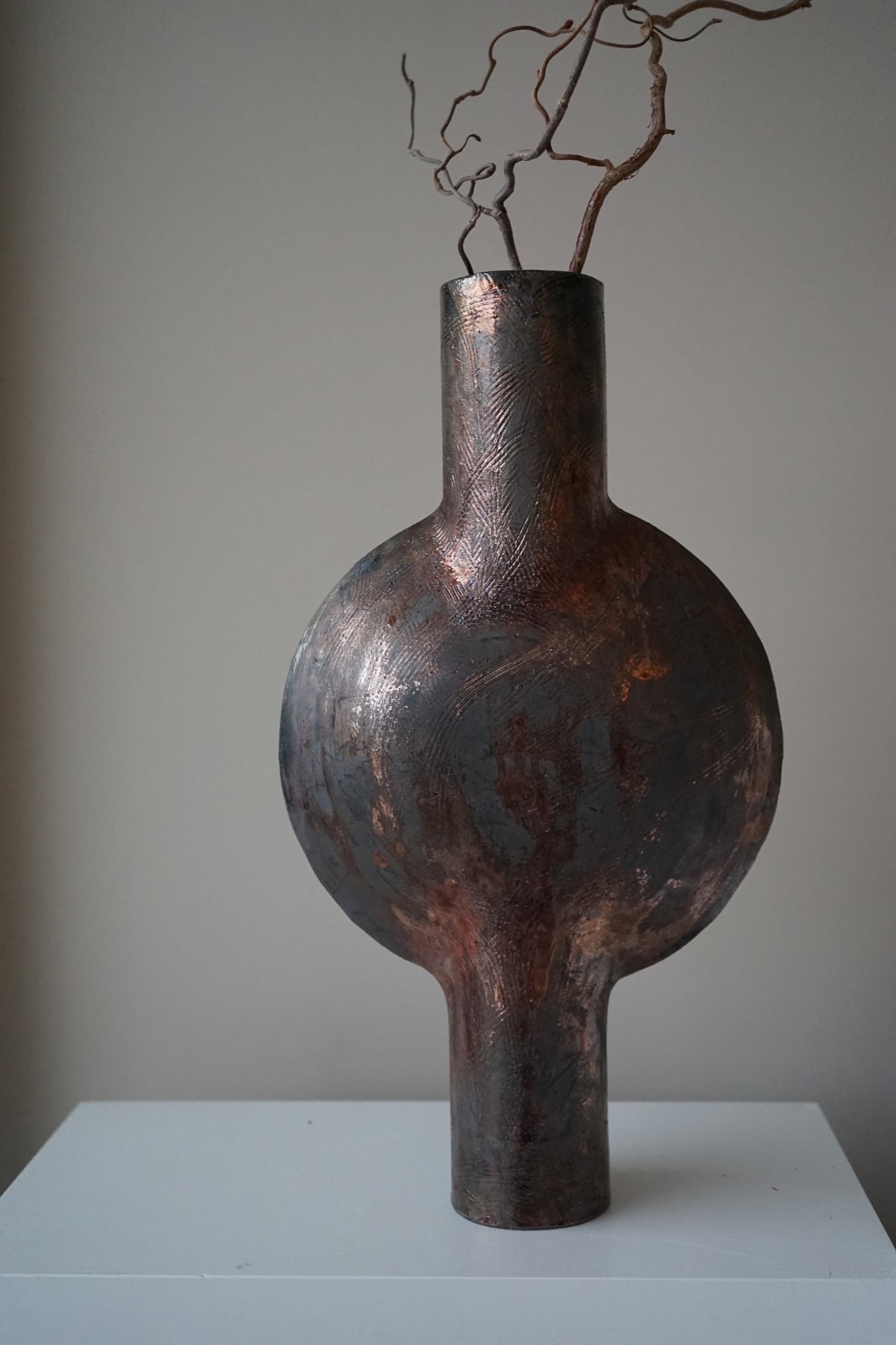 Sanduhrförmige Vase mit gebürsteter Struktur in Bronze
