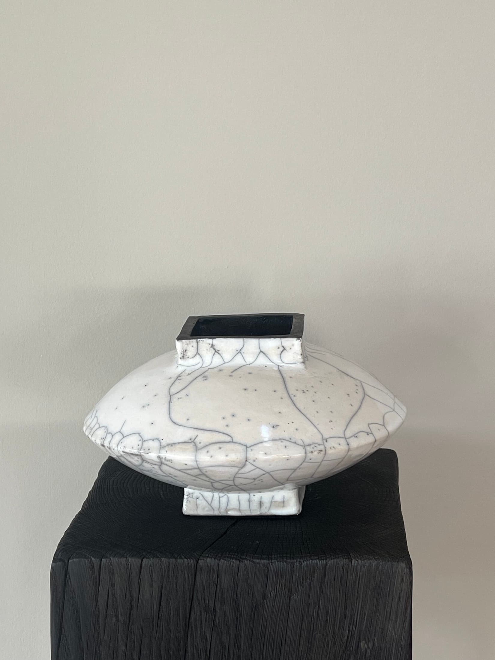 Scheibenförmige Vase mit weissem Craquelé und schwarzer Öffnung