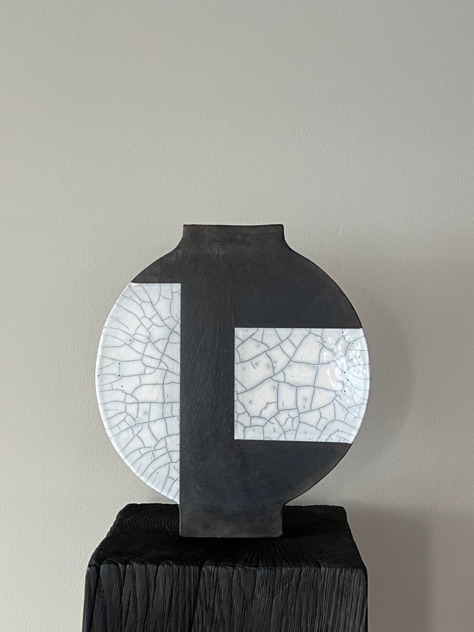 Scheibenförmige Vase in Schwarz mit weissen Craquelé-Feldern