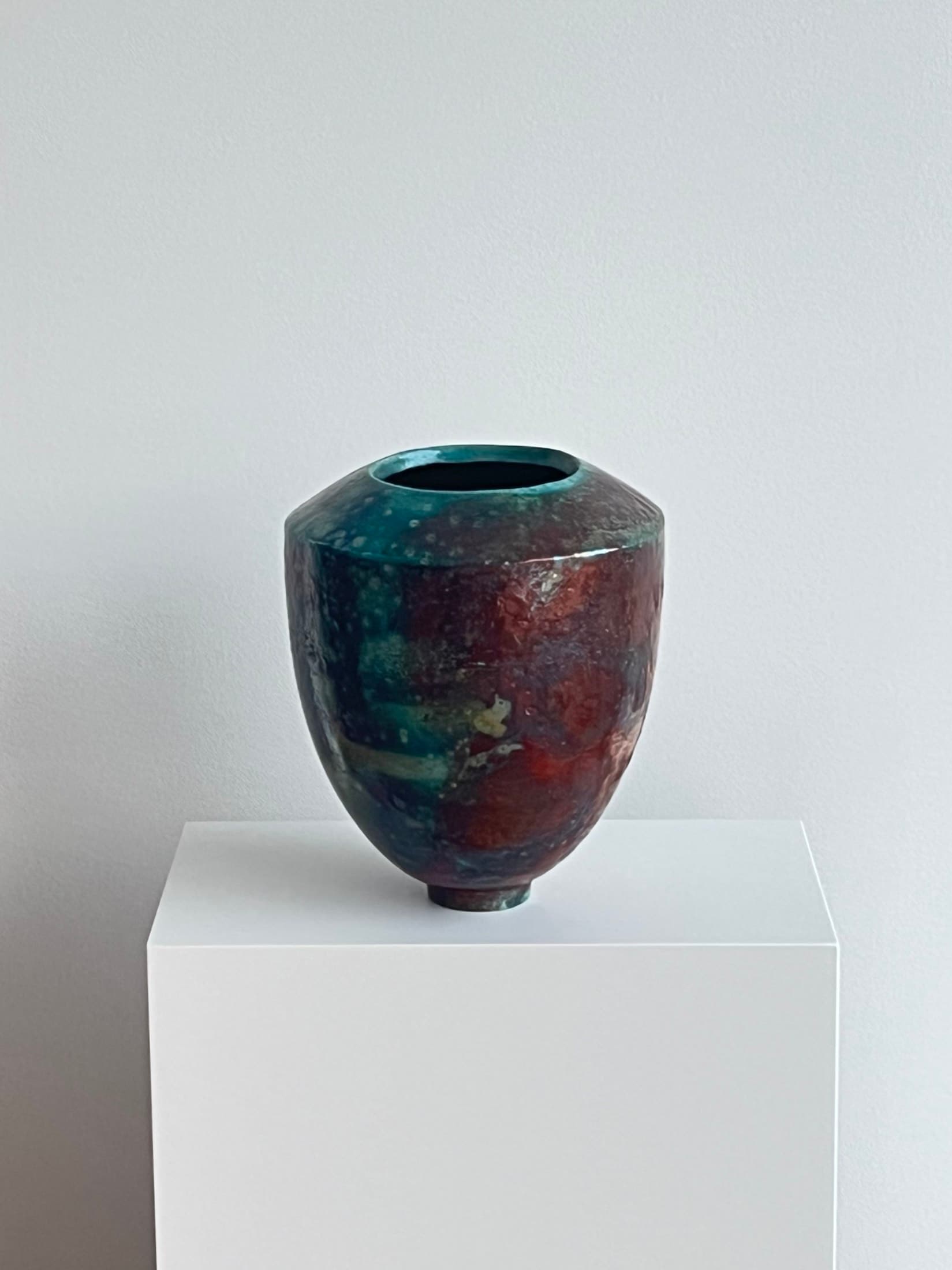 Vase in changierendem Türkis und Rotbraun