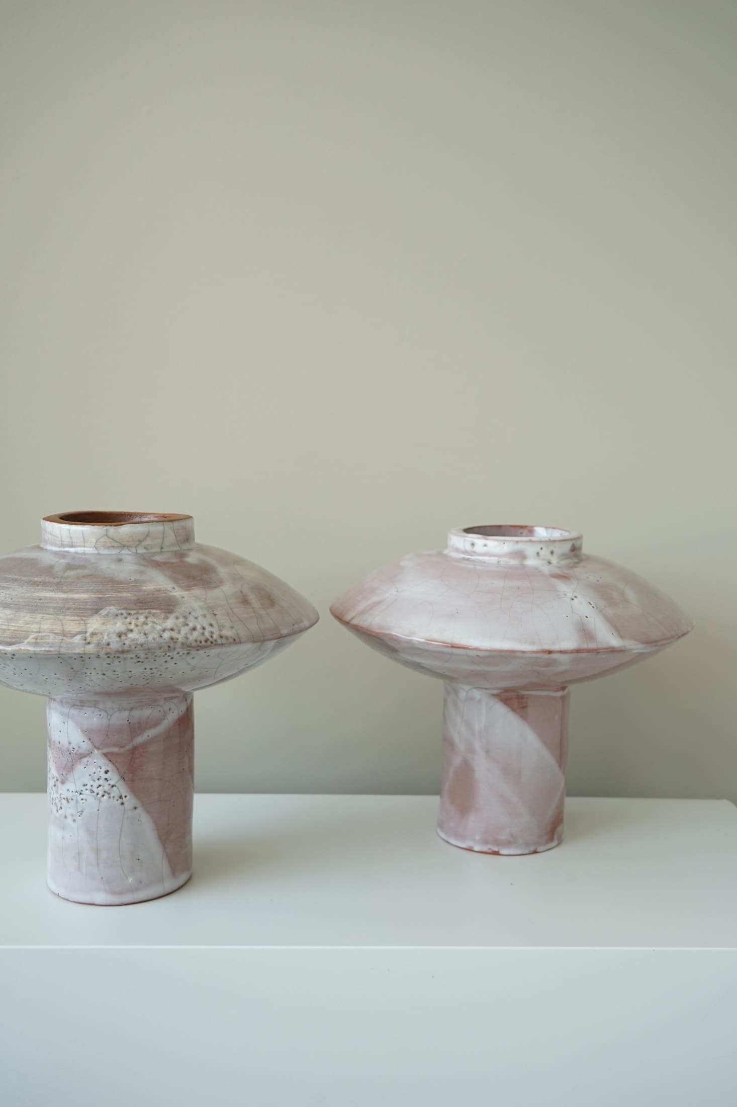 Zwei untertassenförmige Vasen in Beige und Rosé